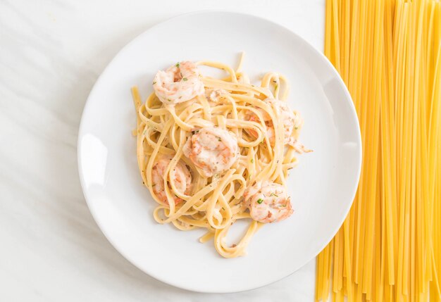 Macarrão fettuccini com camarão