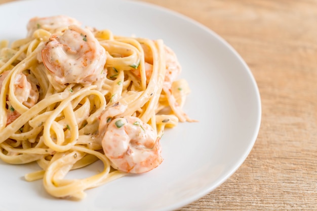 Macarrão fettuccini com camarão