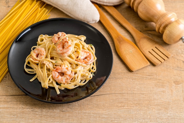 macarrão fettuccini com camarão