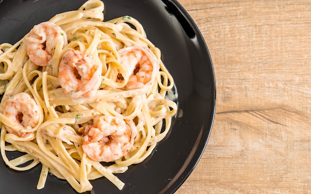 macarrão fettuccini com camarão