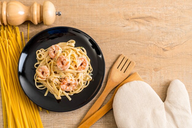 Macarrão fettuccini com camarão