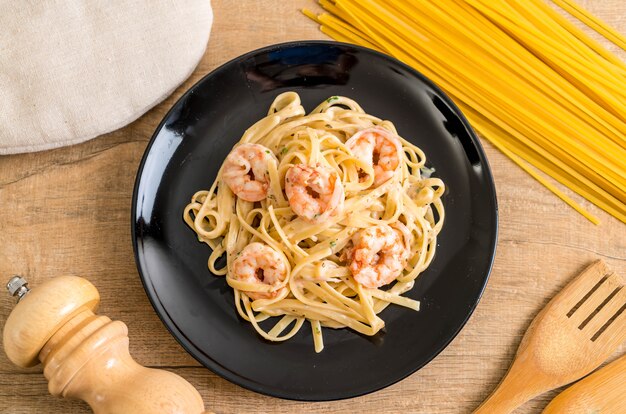 macarrão fettuccini com camarão