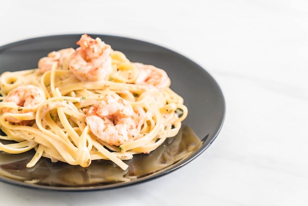 macarrão fettuccini com camarão