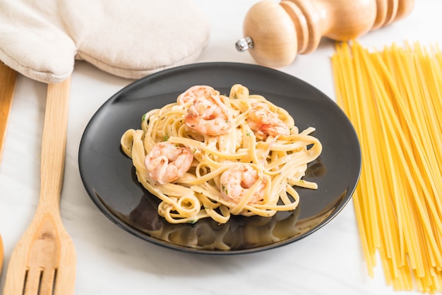 Macarrão fettuccini com camarão