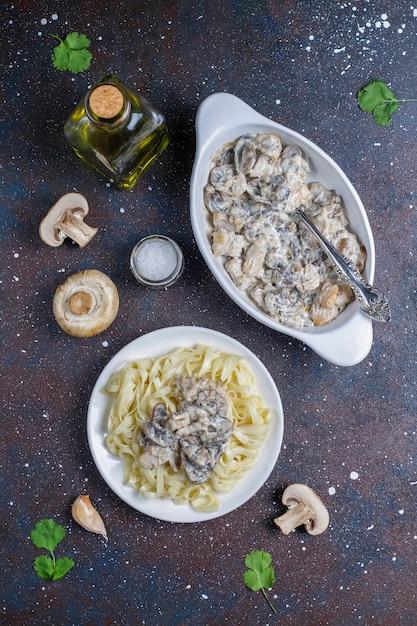 Macarrão fettucine com frango e cogumelos, vista superior