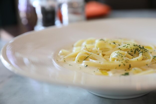 Foto macarrão fettucini com queijo, comida italiana