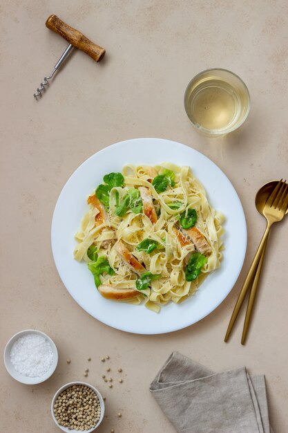 Macarrão fetuccini alfredo italiano com frango. Cozinha nacional. Alimentação saudável.