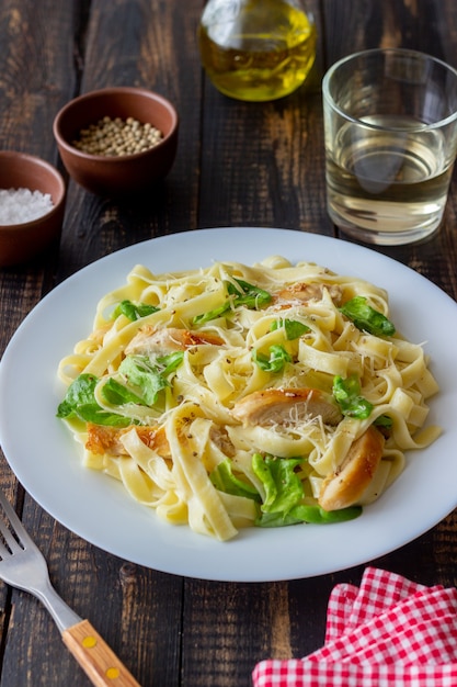 Macarrão fetuccini alfredo italiano com frango. Cozinha nacional. Alimentação saudável.