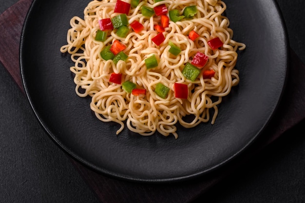 Macarrão fresco delicioso com pimenta doce tomate especiarias e ervas