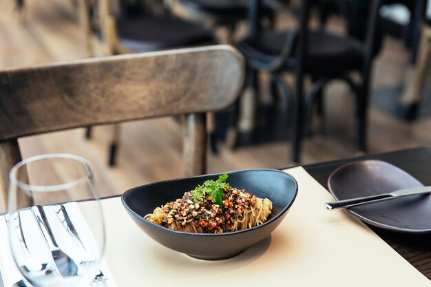 Macarrão frio capellini com alga hikiji, lagosta gelada e essência de trufas.