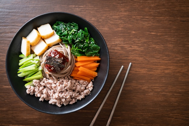 Macarrão frio picante coreano chamado bibim makguksu