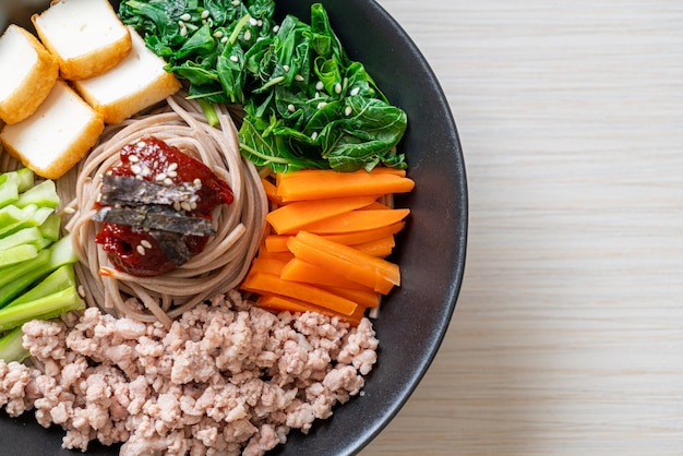 Macarrão frio picante coreano chamado bibim makguksu