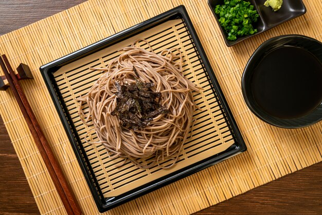 macarrão frio soba trigo sarraceno ou ramen zaru