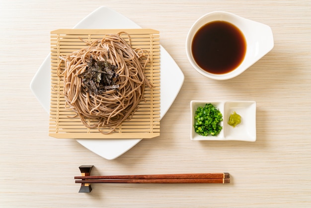 Macarrão frio soba trigo sarraceno ou ramen zaru