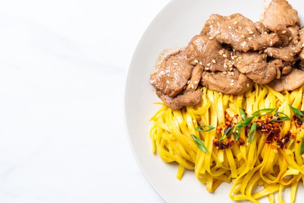 macarrão frito asiático com carne de porco