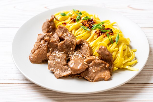 macarrão frito asiático com carne de porco