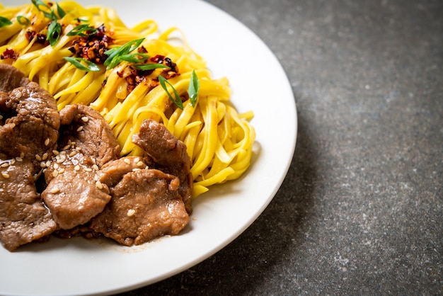 macarrão frito asiático com carne de porco