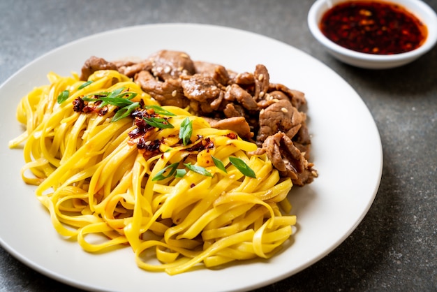 Macarrão frito asiático com carne de porco