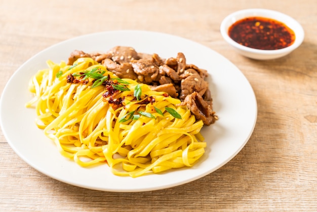 macarrão frito asiático com carne de porco