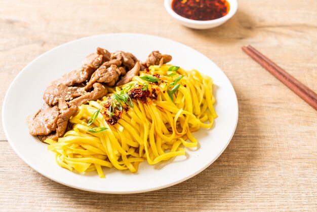 macarrão frito asiático com carne de porco