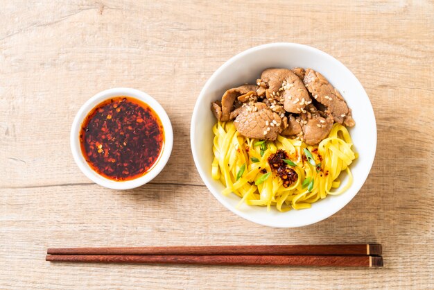 macarrão frito asiático com carne de porco