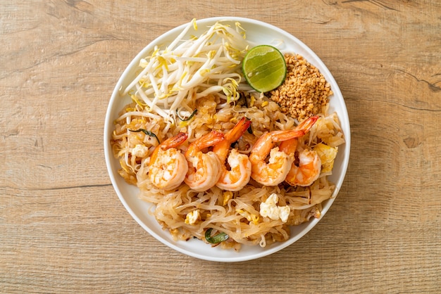 macarrão frito com camarão e couve ou Pad Thai - comida asiática