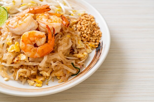 macarrão frito com camarão e couve ou Pad Thai - comida asiática
