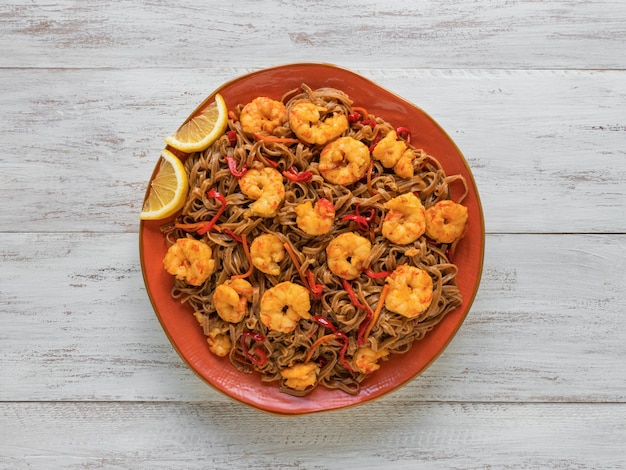 Macarrão frito com camarão e legumes