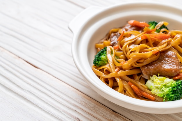 Macarrão frito com carne de porco e vegetais