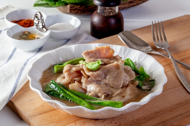 Macarrão frito com couve em molho e vegetais