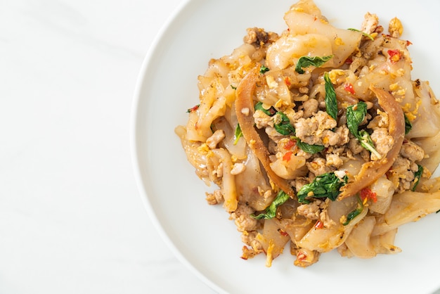 Macarrão frito com frango picado e manjericão - comida asiática