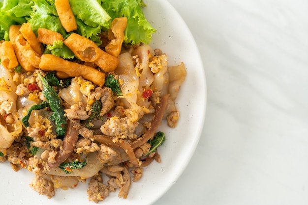 Macarrão frito com frango picado e manjericão - comida asiática