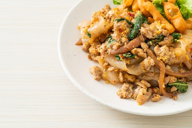 Macarrão frito com frango picado e manjericão - comida asiática