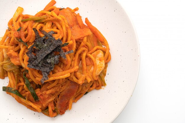 Macarrão frito com molho picante coreano e legumes
