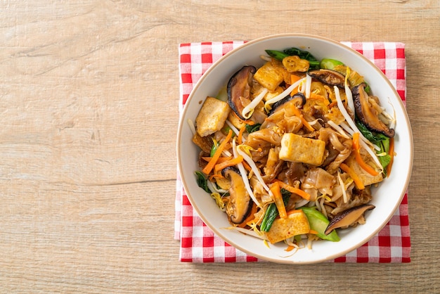 Macarrão frito com tofu e legumes