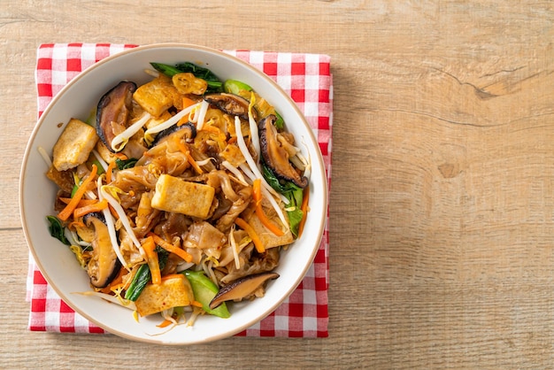 Macarrão frito com tofu e legumes