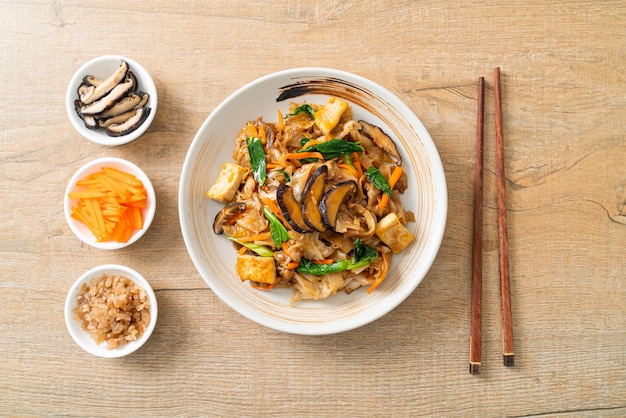 Macarrão frito com tofu e vegetais - estilo de comida vegana e vegetariana