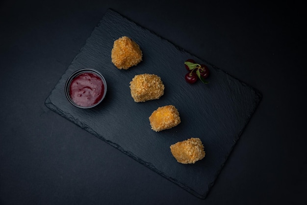 Macarrão frito e mordidas de queijo com molho