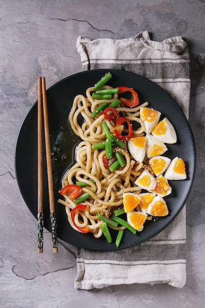 Macarrão frito udon