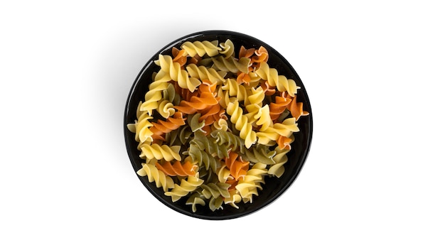 Foto macarrão fusilli colorido isolado em um fundo branco