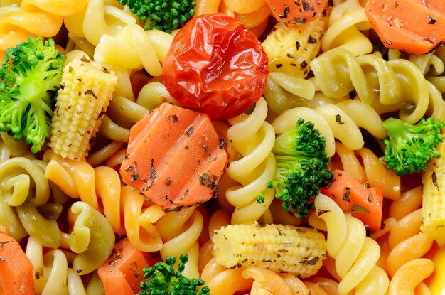 Macarrão fusilli com brócolis, cenoura, milho e tomate