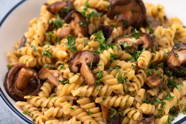 macarrão fusilli com cogumelo em molho de ervas