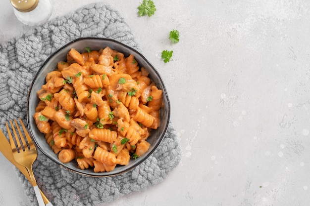 Macarrão fusilli com frango