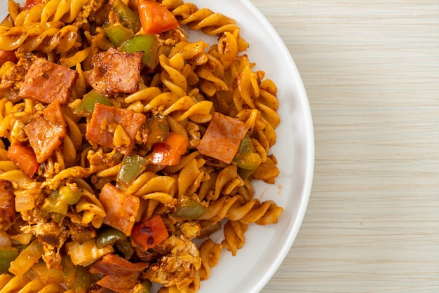 Macarrão Fusilli com molho de presunto e tomate