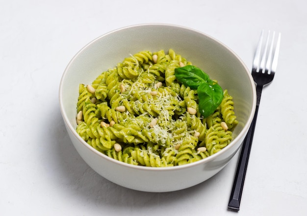 Macarrão Fusilli com molho pesto queijo e nozes Alimentação saudável Comida vegetariana Cozinha italiana