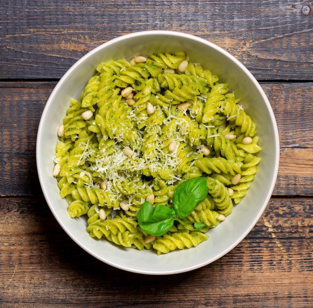 Macarrão Fusilli com molho pesto queijo e nozes Alimentação saudável Comida vegetariana Cozinha italiana