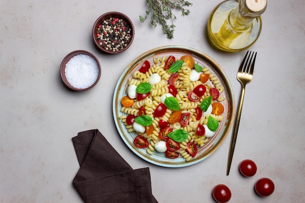 Macarrão Fusilli com tomate mussarela e manjericão Comida italiana Alimentação saudável Comida vegetariana