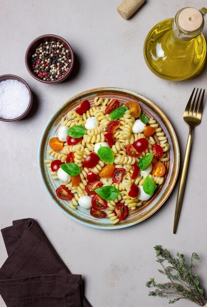 Macarrão Fusilli com tomate mussarela e manjericão Comida italiana Alimentação saudável Comida vegetariana