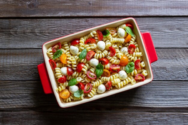 Macarrão Fusilli com tomate mussarela e manjericão Comida italiana Alimentação saudável Comida vegetariana