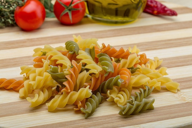 Macarrão fusilli cru